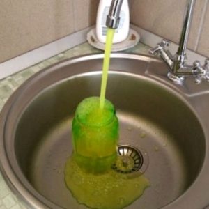 Шановні споживачі,  якщо з вашого крана тече зелена вода – не лякайтесь!